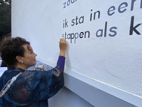 904880 Afbeelding van burgemeester Sharon Dijksma die een letter schildert van het gedicht Truus over verzetstrijdster ...